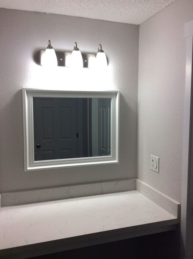Building Photo - Totally Updated, Beautiful Duplex unit! Av...