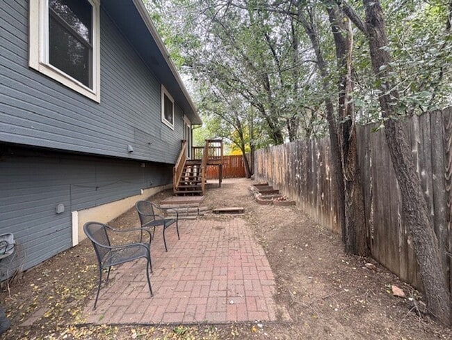 Building Photo - 4BD HOME with 2-CAR GARAGE close to Downtown Col Spgs! - Security Deposit Waiver Available