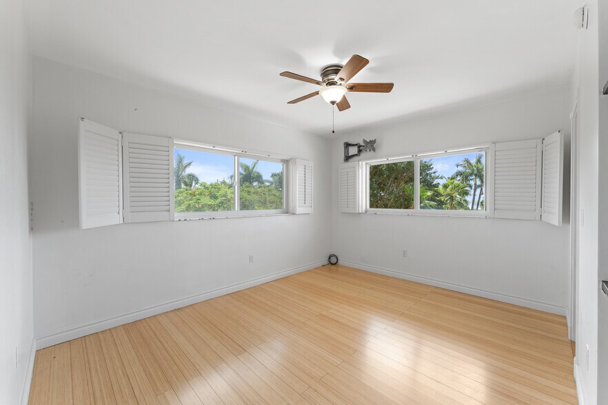 Building Photo - 2539 S Bayshore Dr