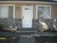 Building Photo - Spacious 2 bedroom condo with pool