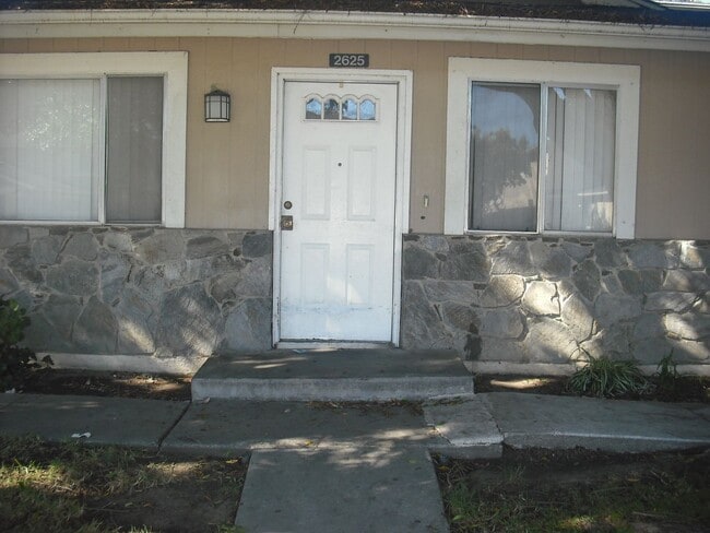 Building Photo - Spacious 1 bedroom condo with pool