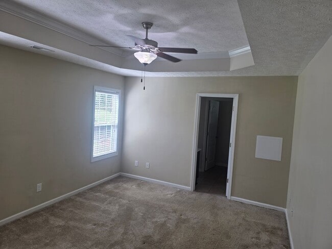 Building Photo - Nice 3 bedroom, 2 bath home with 2 car gar...