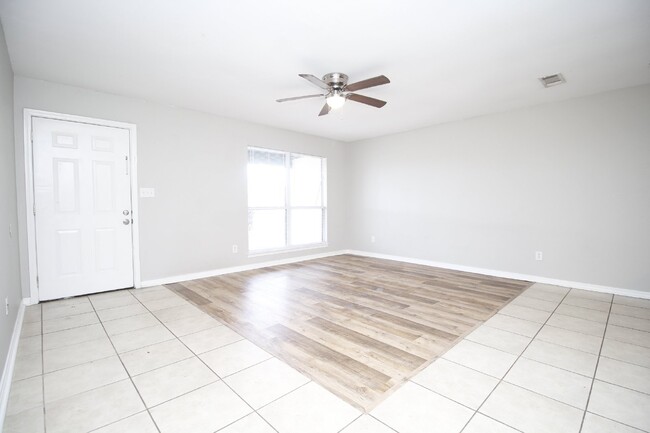 Building Photo - Modern Gulf Breeze Duplex: 3 Bed, 2 Bath, ...