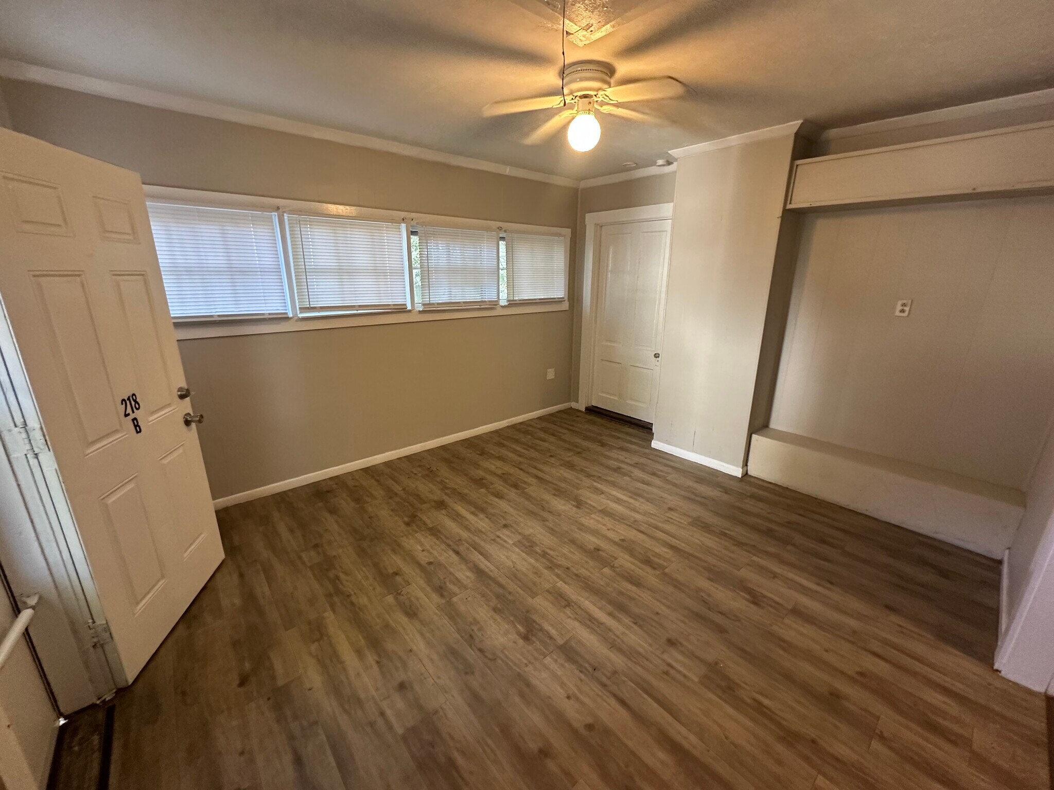 Building Photo - 218 Holmes St