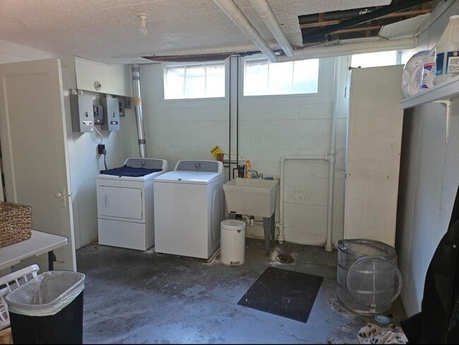 Building Photo - 5bd 5ba Stunning Home