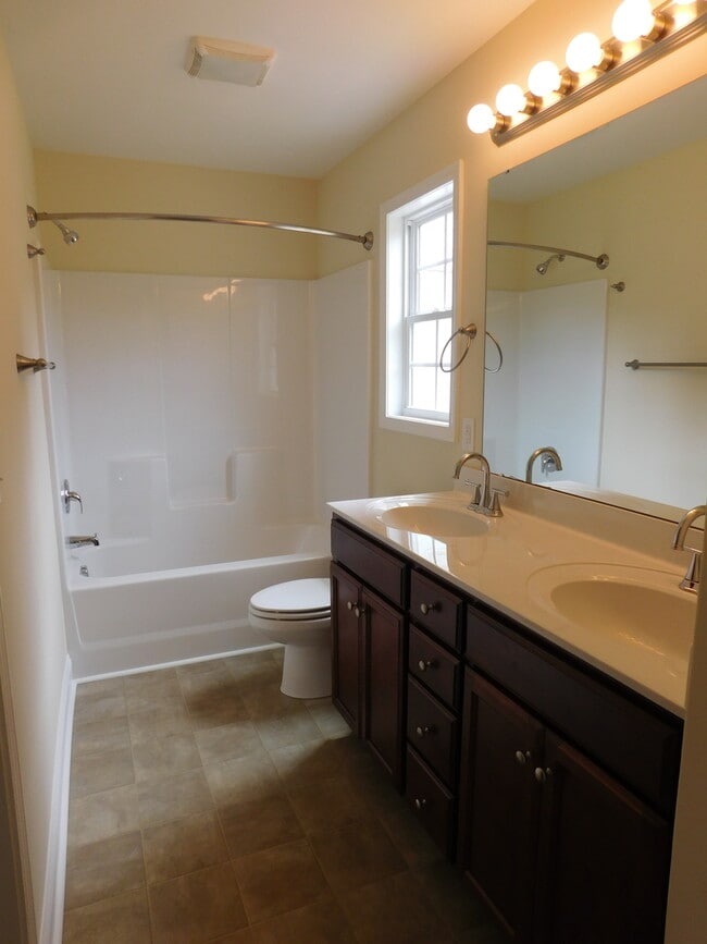 Building Photo - 302 Saratoga Ln
