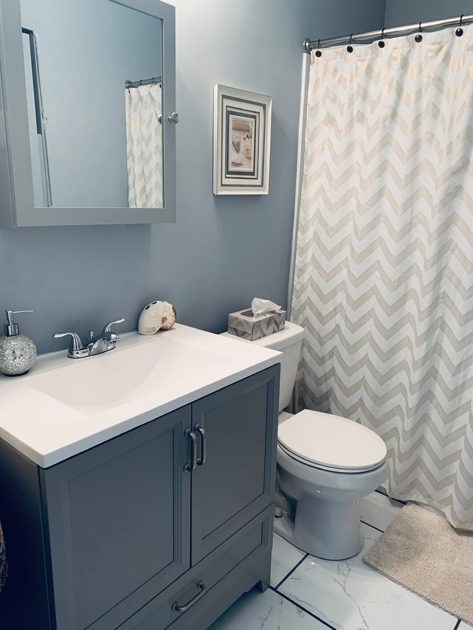 Main bathroom in hallway - 533 Hinton St
