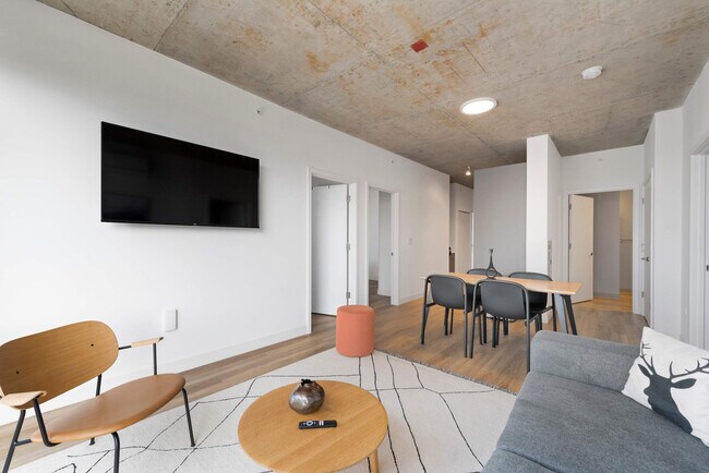 Building Photo - 853 W Blackhawk St