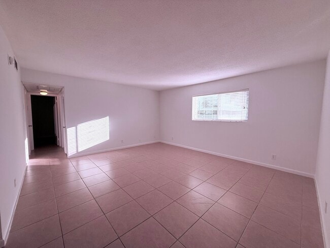 Building Photo - 402 Lake Shore Dr