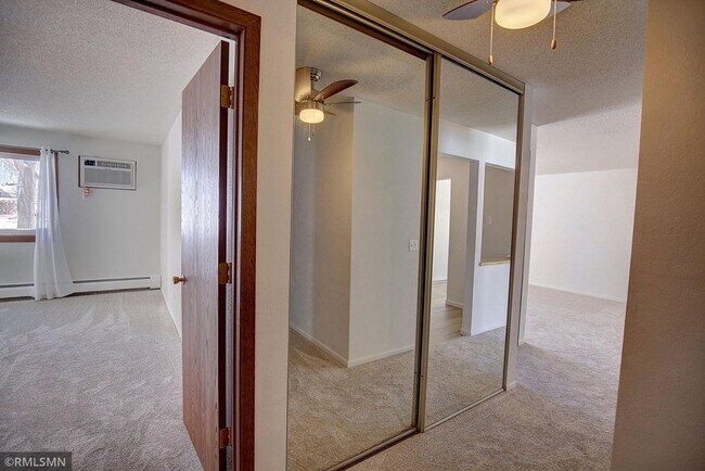 Building Photo - Spacious 2 bedroom, 1 Bath Condo in the Co...