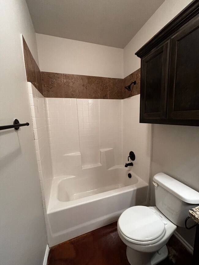 Building Photo - Move in Special!! 3BR 2BA duplex with 2 ca...