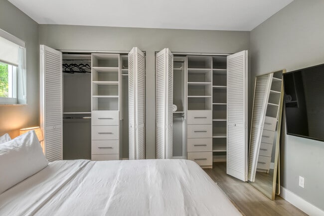 Building Photo - 400 Tequesta Dr