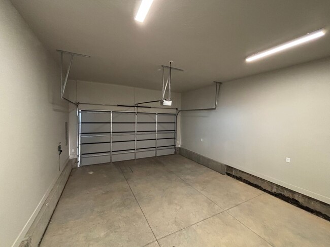Building Photo - SPACIOUS HOME FOR RENT!