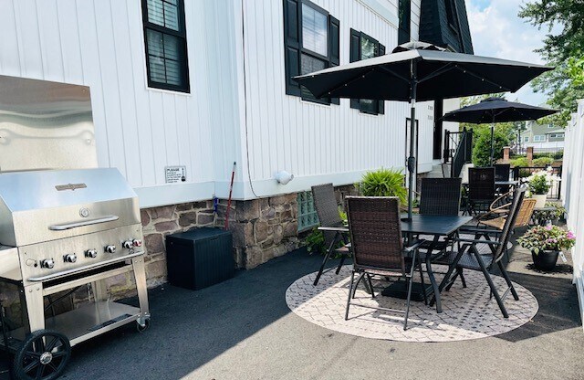 Courtyard - 263 S York Rd