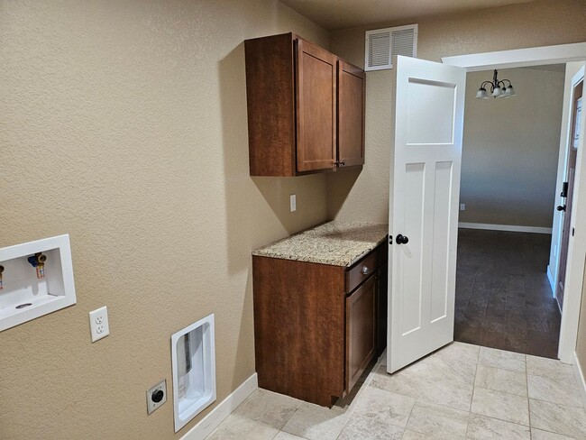 Building Photo - ALL PROSPECTIVE TENANTS MUST SUBMIT A $58 ...