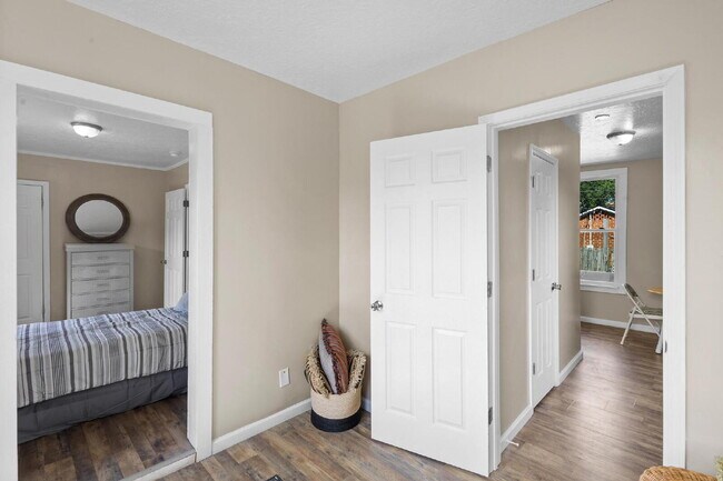 Building Photo - Sweet Cottage, minutes away from the University and Hospitals!