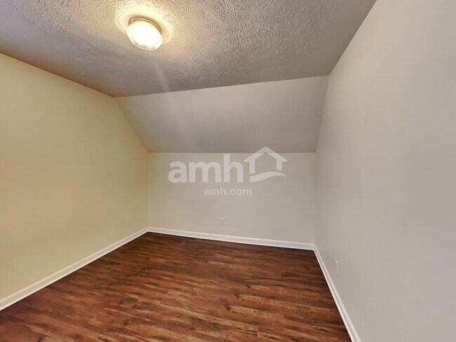 Building Photo - 302 Alexis Dr