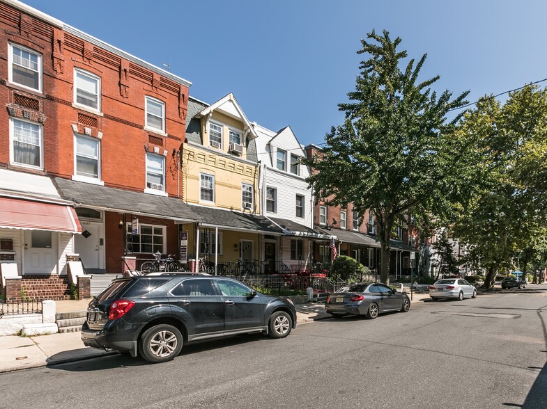 Bright, Third floor, 2-bedroom apartment close to Drexel University. Recently updated and includes new oak flooring, granite counters and views of the Art Museum, Boat House Row and the Schuylkill River. High ceilings, many windows, central air, separate utilities, washer and dryer (coin operated... - 637 North 32nd Street