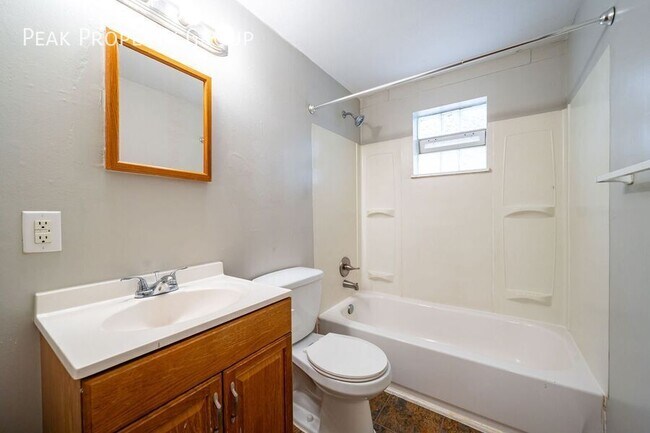 Building Photo - 509 Elsmere St