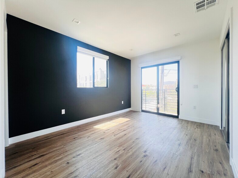 Building Photo - 4576 Oakwood Ave