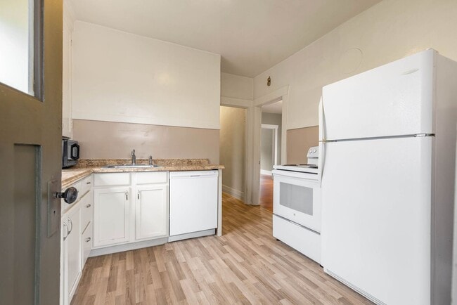 Building Photo - 2106 Dexter Ave N