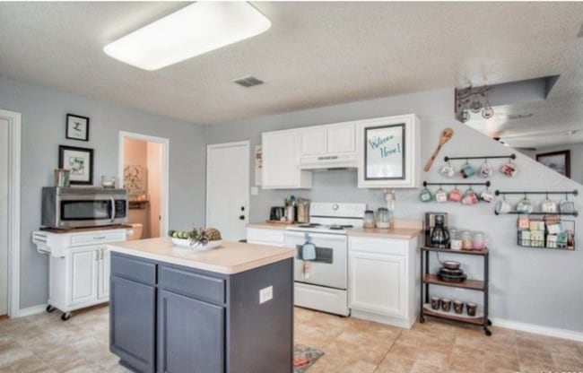Building Photo - 3 Bed, 2 1/2 Bath with Large Yard