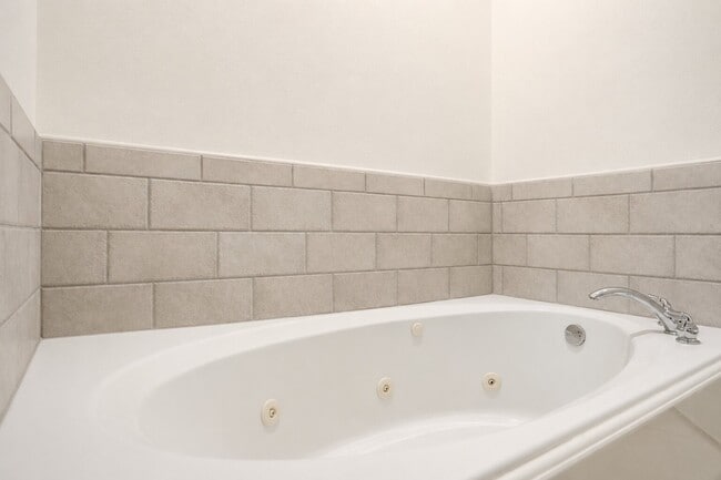Building Photo - 1412 Castle Ct