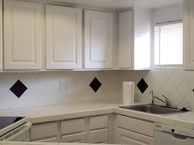 Building Photo - 8205 Lake Dr