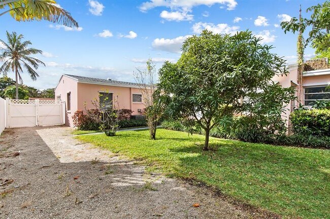 Building Photo - 811 SW 26th Ct