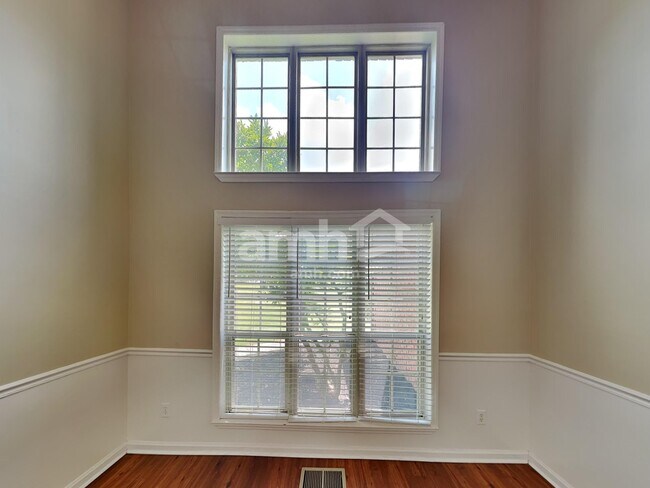 Building Photo - 210 Fox Hunt Ln