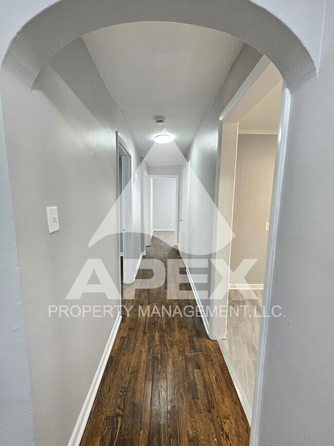 Building Photo - Craftsman Style 2 Bd 1 Ba Single Family Home w/Bonus rm & Garage in North Knox!