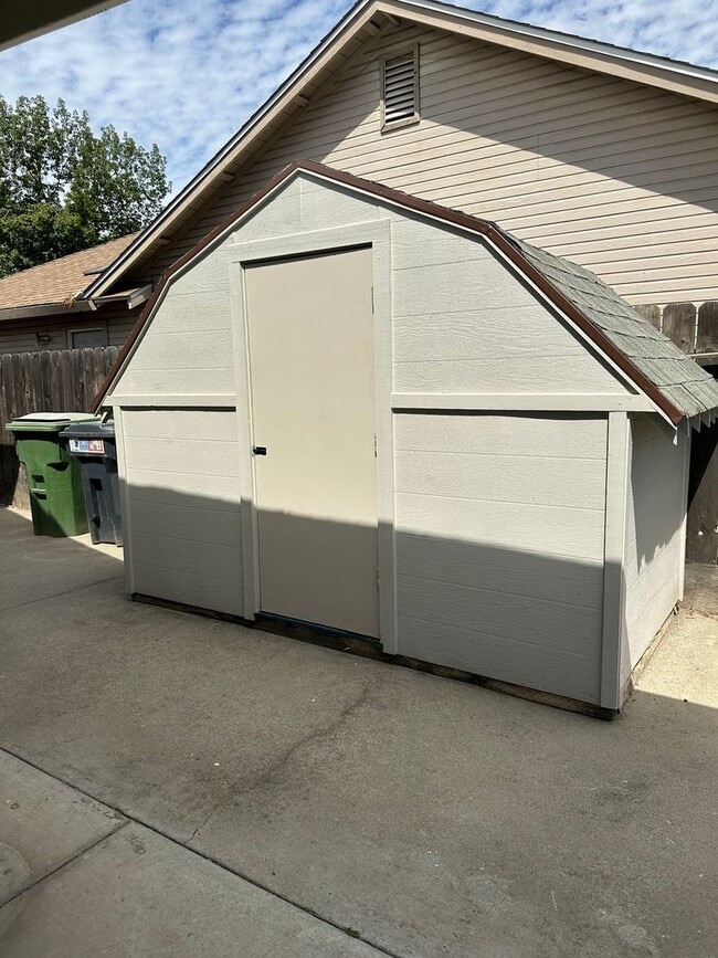 Building Photo - Beautiful newly remodeled home in Turlock