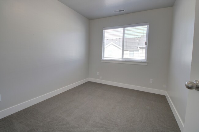 Building Photo - Pet Friendly Lehi Townhome