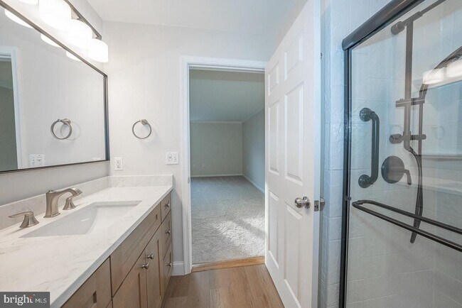 Building Photo - 335 Paoli Pointe Dr