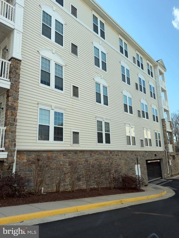 Building Photo - 24701 Byrne Meadow Square