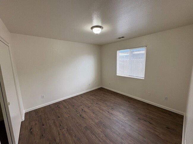 Building Photo - Spacious Home Near Shopping Center Rent Re...