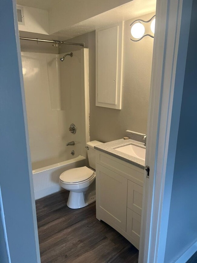 Building Photo - FOR RENT: Recently renovated home in Neenah!