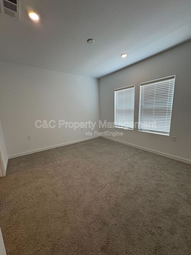 Building Photo - 1024 Deerhorn Dr W
