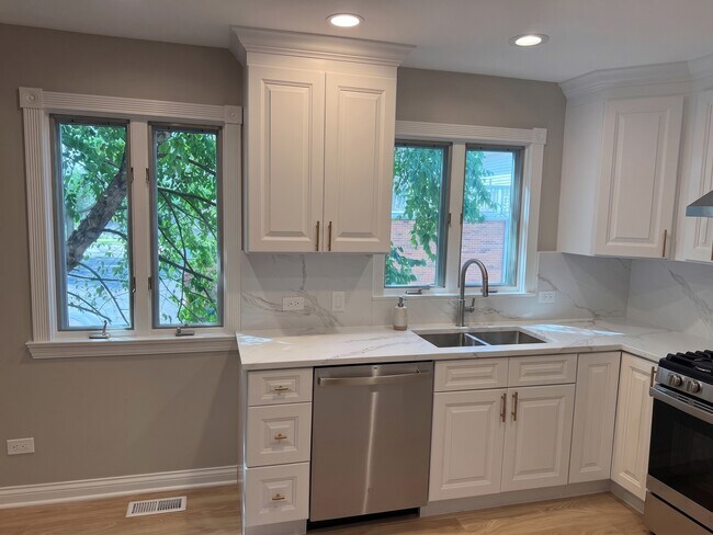 Building Photo - 1829 Wilmette Ave
