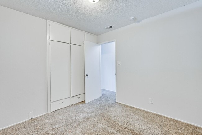 Building Photo - Spacious 3 Bedroom 2 Bath Home with 2 Car Garage and Central Air Conditioning