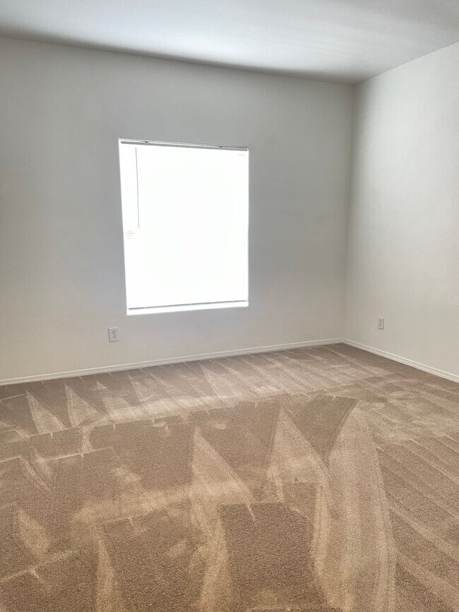 Building Photo - Beautiful open floor plan located in a gat...