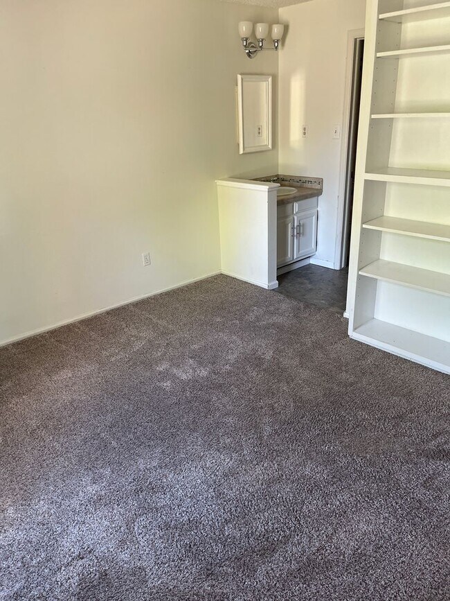 Building Photo - CUTE 2 BED/2 BATH COTTAGE WITH PRIVATE BACKYARD DECK BY GARDEN ACRES PARK