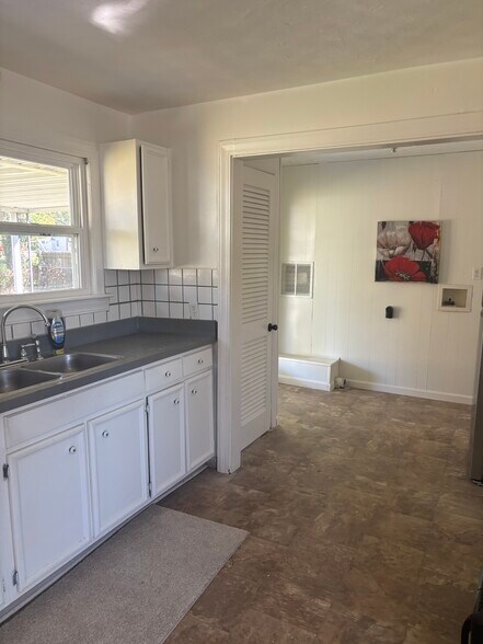 Large eat-in kitchen with washer dryer hook ups - 7209 Lucille Ave