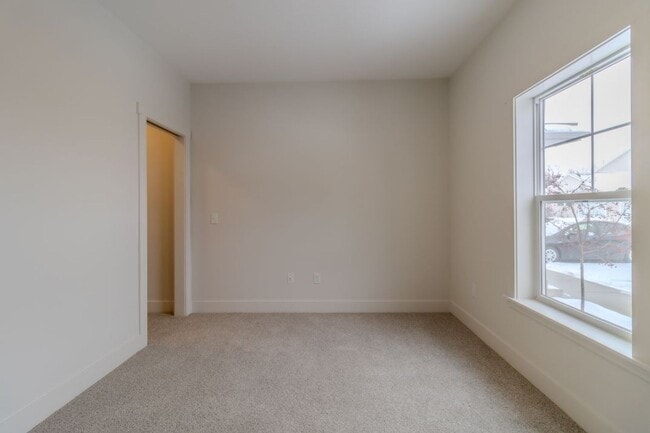 Building Photo - 1502 Simsbury St