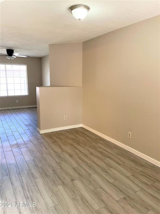 Building Photo - Remodeled 2 bed/1.5 bath townhome in the s...