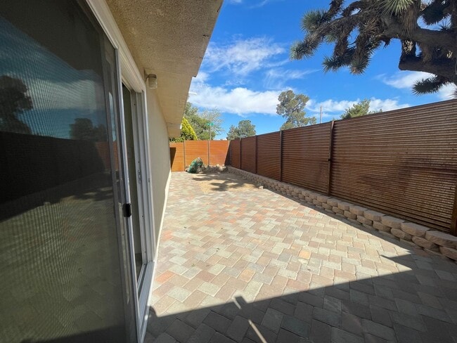 Building Photo - Don't miss out on this rental!