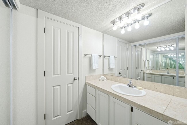 Building Photo - 4641 W Lake Sammamish Pkwy SE