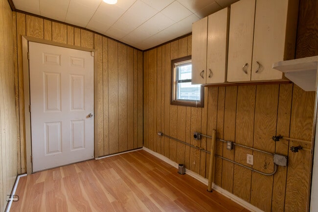 Building Photo - 709 E 1st St