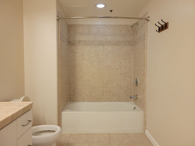 Building Photo - High End Condo on Top floor: High Ceilings...