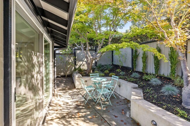 Building Photo - Stylish Condo in Desirable Alta Heights Neighborhood
